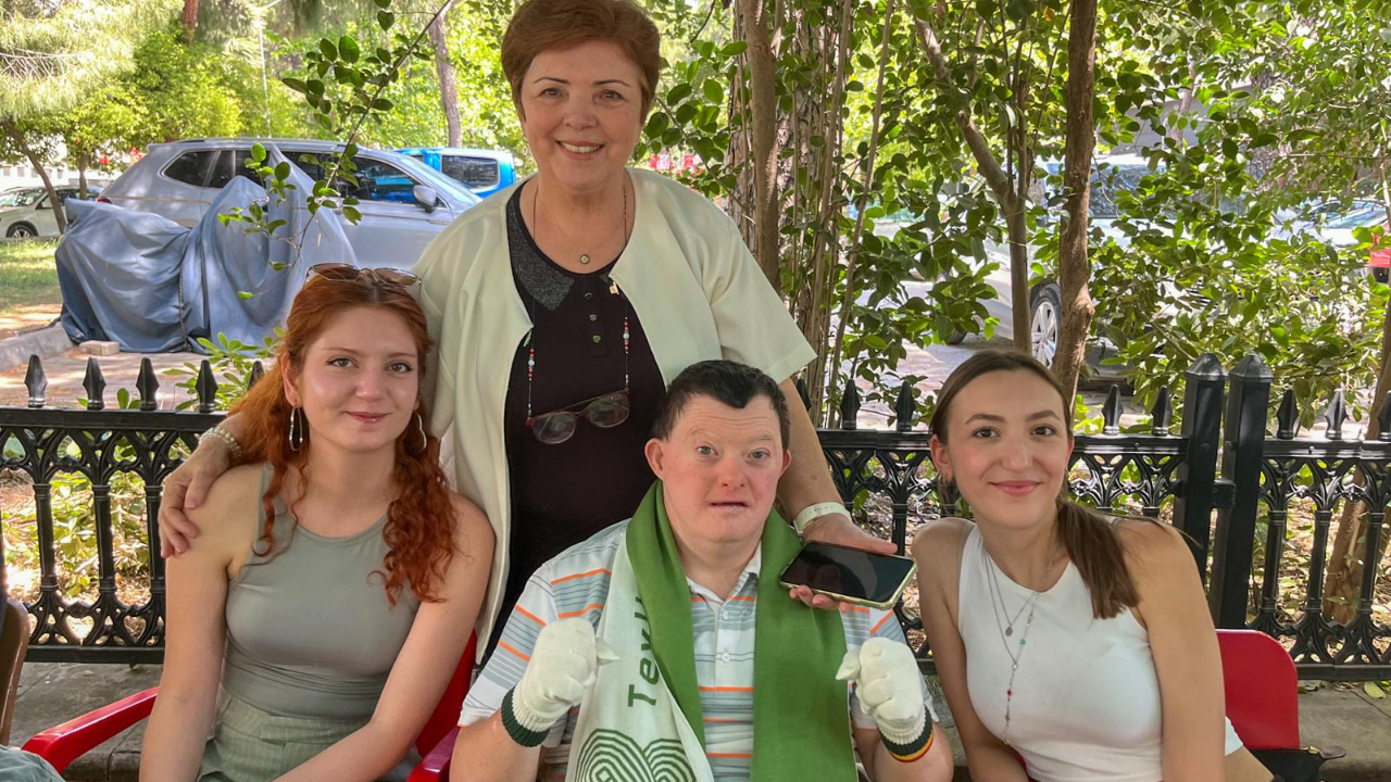 Bornova’da bağlar sevgiyle örüldü
