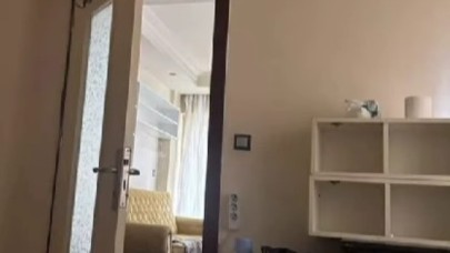 Evini aparta çevirip, prizlere gizli kamera yerleştirdi