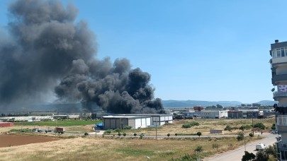 İzmir’de plastik sandalye fabrikasında yangın