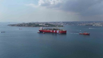 ‘Osman Gazi’ platformunun boğazdan geçişi dron ile görüntülendi