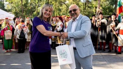 Bornova’da halayla bütünleşen kültürler buluşması