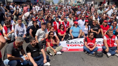 Grevde olan İzmir Büyükşehir çalışanlarından dev yürüyüş