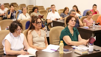 Güneş kitap kulübü'nde büyü dükkanı konuşuldu