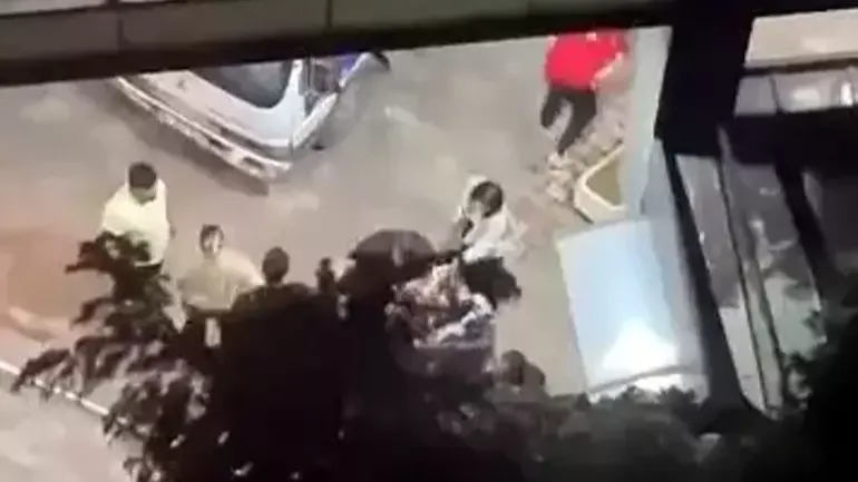 Esenyurt'ta kayınvalidesini hastaneye götürmek için siteye kamyonetle geldi; içeri alınmayınca görevlilere saldırdı
