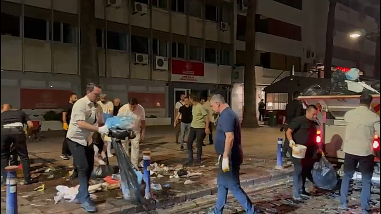 Biriken çöpleri Başkan Cemil Tugay topladı