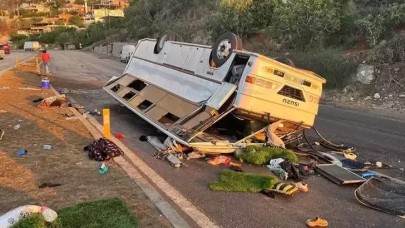 Tarım işçilerini taşıyan minibüs takla attı: 25 yaralı