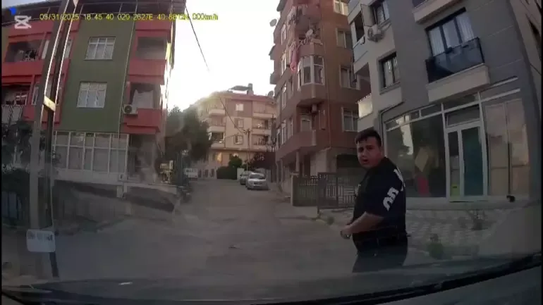 Pendik'te trafikte tartıştığı sürücüye kızının yanında bıçak çekti