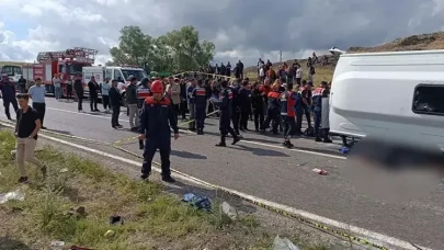 Cenazeden dönenleri taşıyan midibüs yan yattı; 2 ölü, 27 yaralı