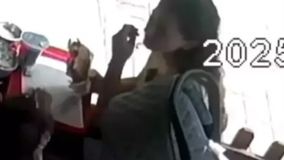 Kopardığı saçını tostunun içine koydu