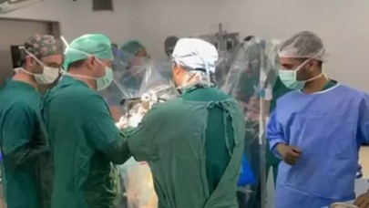 İlacın yan etkisi görülen Parkinson hastalarına beyin pili ameliyatı