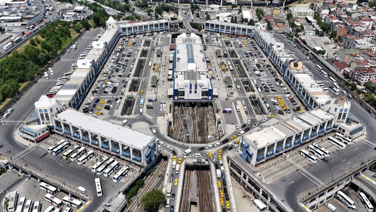 İstanbul Otogarı’nda bayram hareketliliği havadan görüntülendi