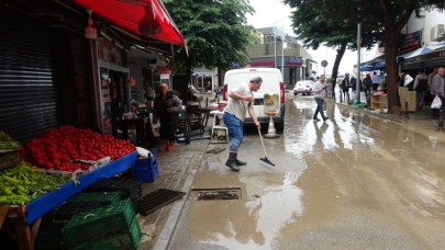 Trabzon’da sular çekilmeye, esnaf da temizliğe başladı