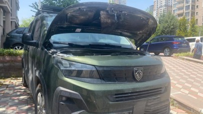 Yeni aldığı Peugeot marka arabası önce 4 kere servise girdi sonra otoparkta alev aldı