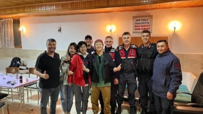 Kaza yapan Çinli kafileyi evinde ağırlayıp, sazla sözle eğlendirdi