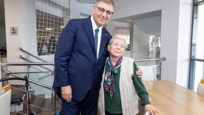 Başkan Tugay’dan bayram öncesi huzurevi ve hastane ziyareti