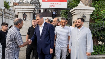 Başkan Tugay vatandaşlarla bayramlaştı