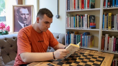 Kitap kurdu Asil okuma sevgisiyle örnek oluyor