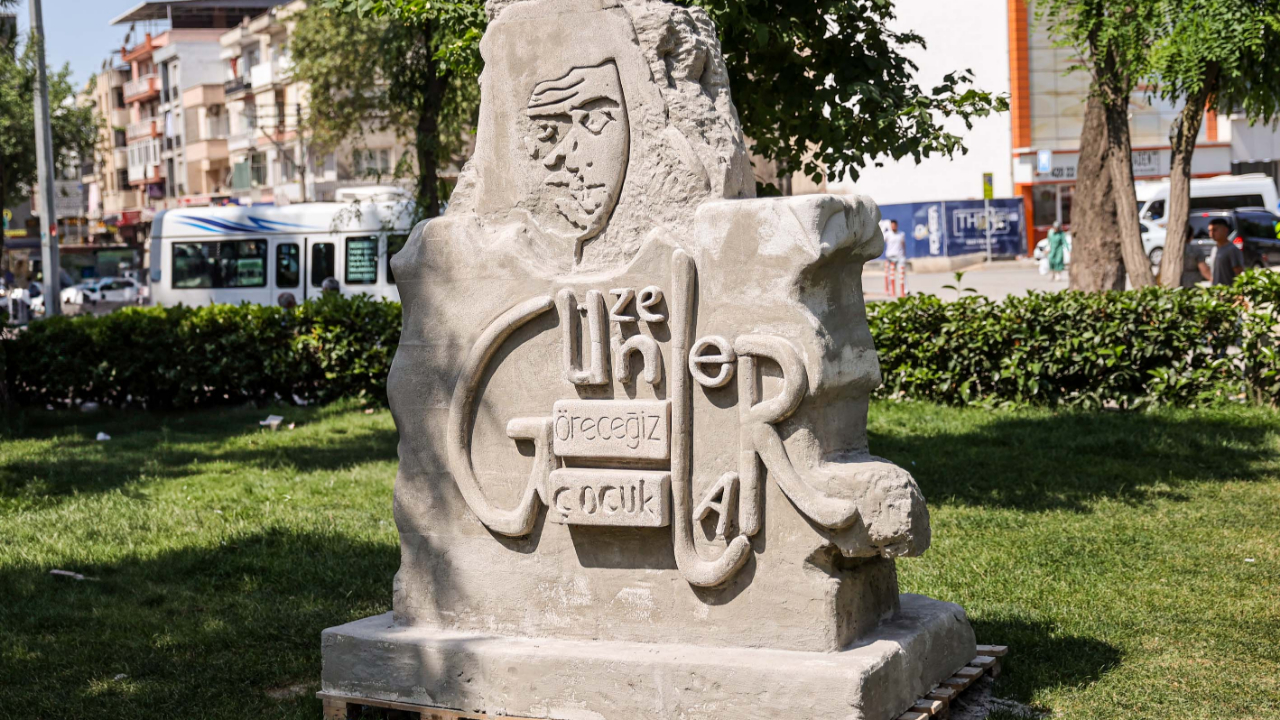 Buca Belediyesi’nden Edip Akbayram anısına heykel