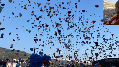 İzmir’de binlerce balon Erhan ve arkadaşları için uçuruldu