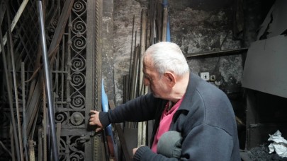 Antika avcıları ve papazlar, bu kapının peşini bırakmıyor