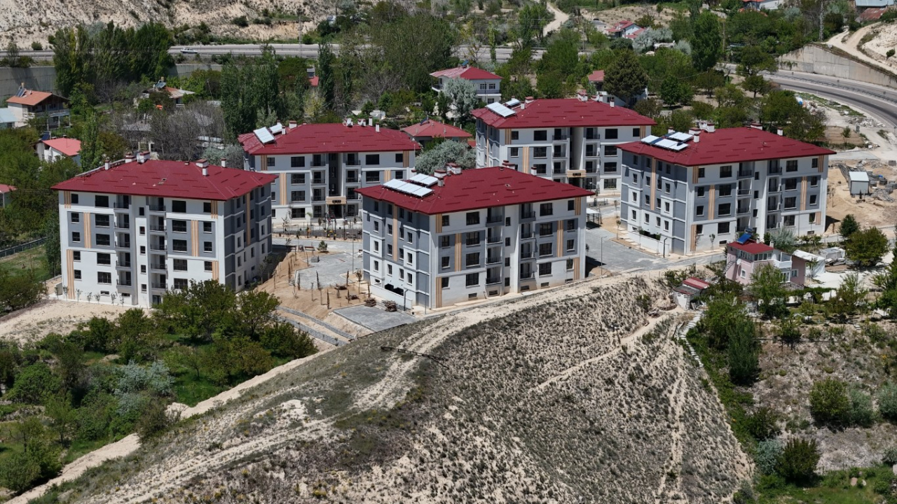 Asrın felaketinden etkilenen Sivas’ın ilçesinde afet konutları hızla yükseliyor