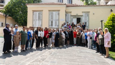 Bornova CHP'de yeni üyelere parti rozetleri takıldı