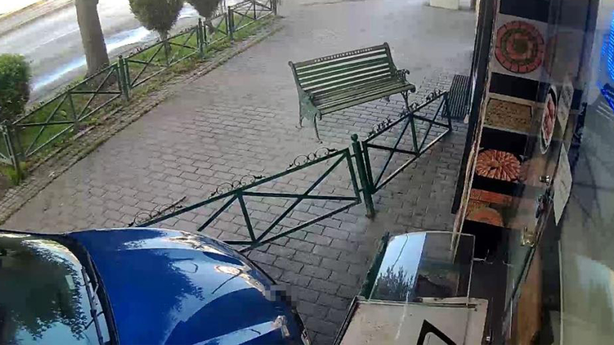 Sabah saatlerinde alkollü kadın sürücünün kullandığı araç tatlıcı dükkânına daldı, faciadan dönüldü