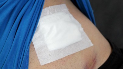 Bayramlaşmaya gitti, karnına yorgun mermi isabet etti