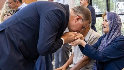 Merhum Başkan Zeyrek’in ailesi ile CHP Lideri Özel taziyeleri kabul etti