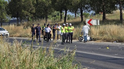 İzmir'de kamyonet iki motosikletliye çarptı
