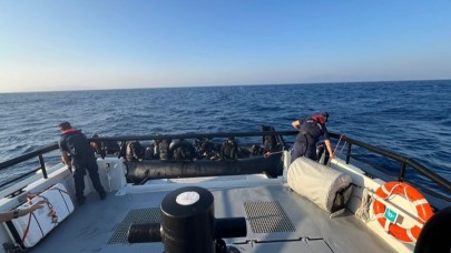İzmir açıklarında sürüklenen bottaki 41 göçmen kurtarıldı