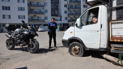 Bayraklı'da hurda araçlar kaldırılıyor