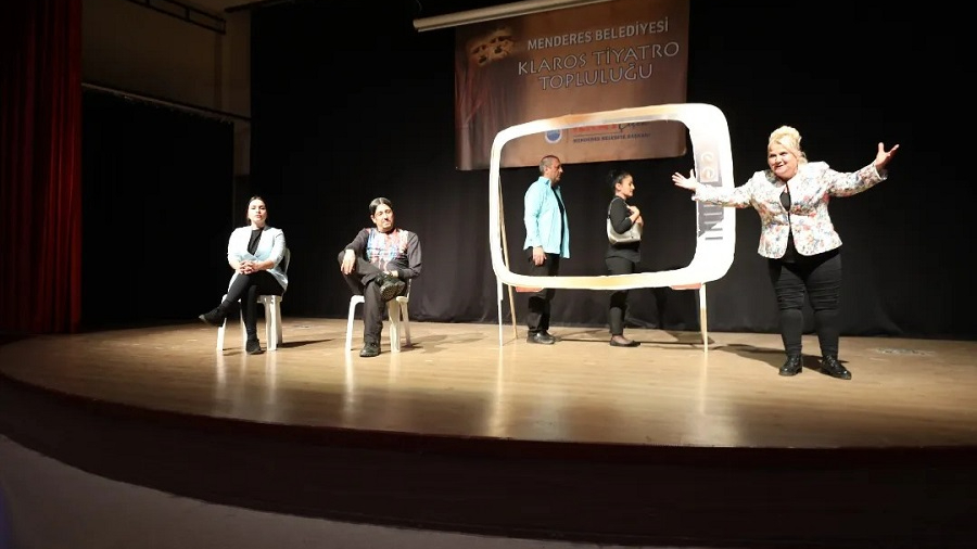 Menderes'te Sahne Tozu Sırası Büyüklerde