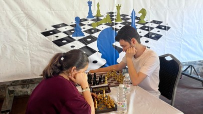 Satranç turnuvasında hamleler engelleri aştı