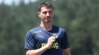 Fenerbahçe'nin kaptanı Mert Hakan Yandaş, kampa hazır olmak için çalışıyor ve takımdan ayrılmayı düşünmüyor