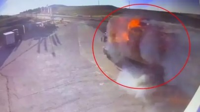 Alev alan saman yüklü kamyon, akaryakıt istasyonuna girdi