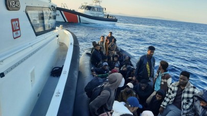 İzmir açıklarında 20 düzensiz göçmen yakalandı, 34 göçmen kurtarıldı