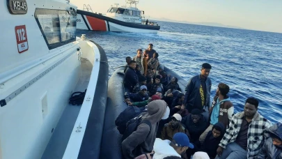 İzmir açıklarında 20 düzensiz göçmen yakalandı, 34 göçmen kurtarıldı