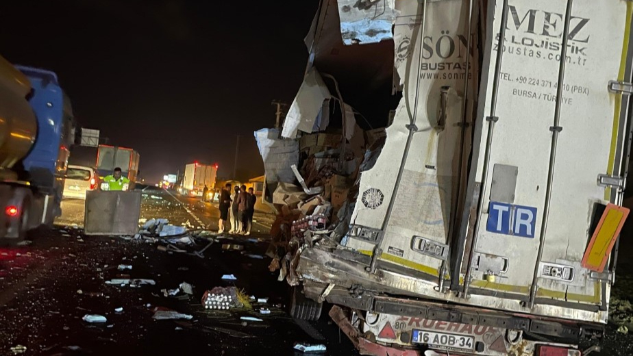 Faciadan dönüldü: 40 yolcusu olan otobüs tıra çarptı, 12 kişi yaralandı