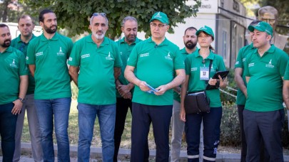 Başkan Tugay “Dönüşüme Evde Başla” projesi için QR kodlu poşet dağıttı