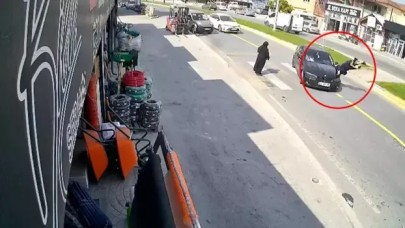 Yaya geçidinden geçen kadına otomobil çarptı