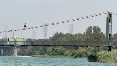 Gençlerden tehlikeli hareketler: Köprünün halatlarına tırmanıp atladılar