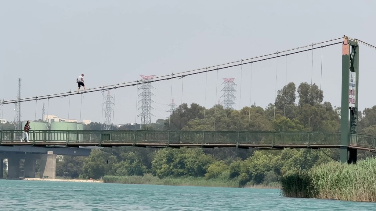 Gençlerden tehlikeli hareketler: Köprünün halatlarına tırmanıp atladılar