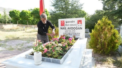 Rüyayla başladı, hayatının görevi oldu: 19 yıldır karşılıksız mezarlık bakımı yapıyor