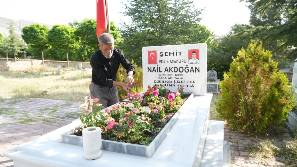Rüyayla başladı, hayatının görevi oldu: 19 yıldır karşılıksız mezarlık bakımı yapıyor