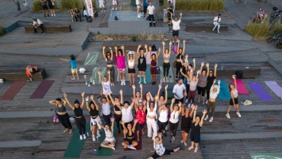 Karşıyaka’da gün batımında yoga buluşması