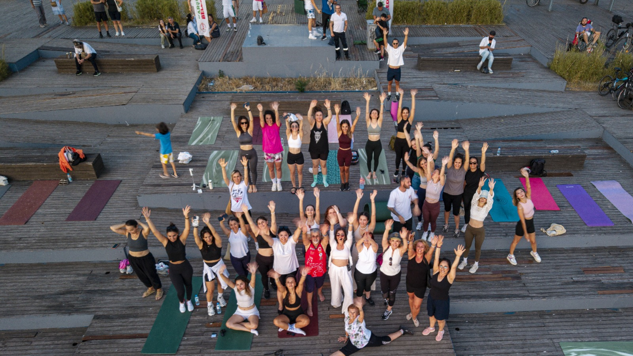 Karşıyaka’da gün batımında yoga buluşması