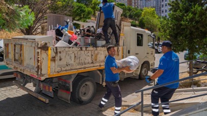 İzmir Büyükşehir Belediyesi evi zarar gören aileyi Uzundere konutlarına taşıdı