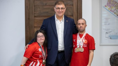 Başkan Tugay, İzmir’in gururu Büyükşehir sporcularını ağırladı