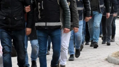İzmir'de 14'ü polis 20 şüpheliye FETÖ'den gözaltı